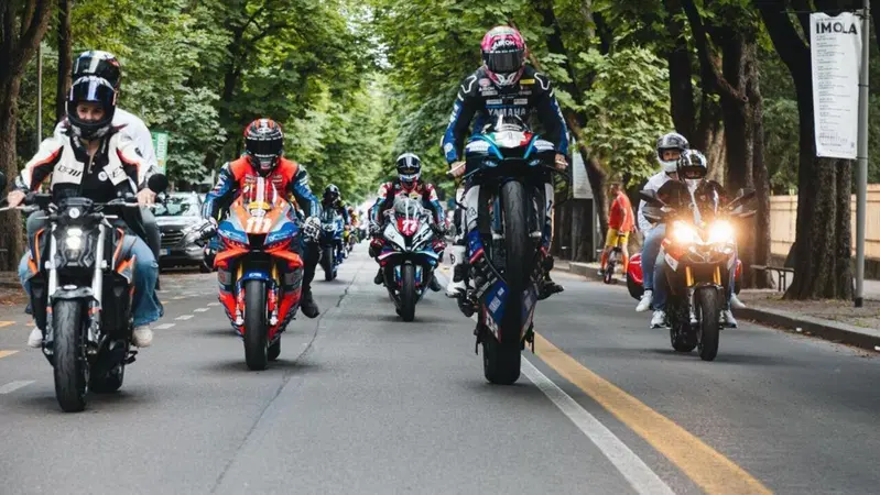 Dunlop CIV 2026, Imola: i piloti sfilano per le strade della citt&agrave; [VIDEO-GALLERY]