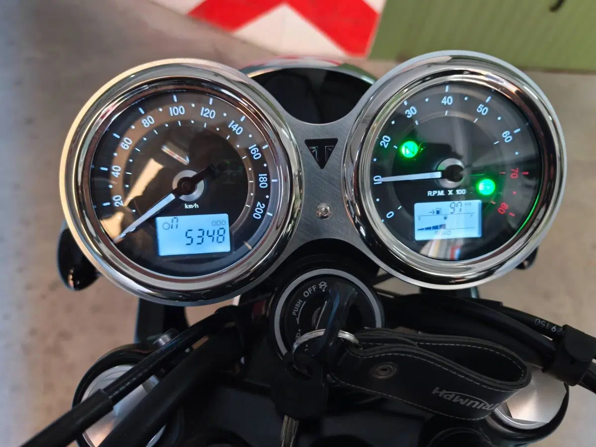 Triumph Bonneville T120 (2016 - 20) (2)