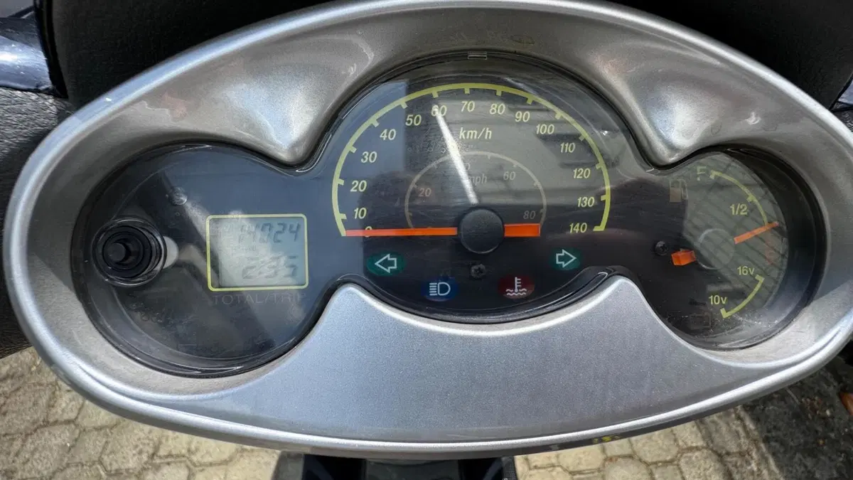 Yamaha Majesty 125 (2000 - 06) (6)