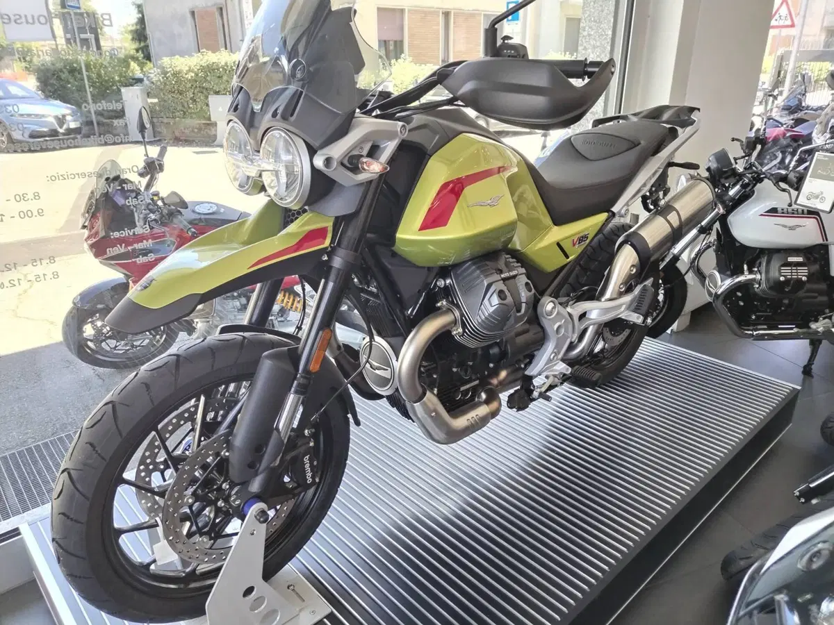 Moto Guzzi V85 Strada (2024 - 26)