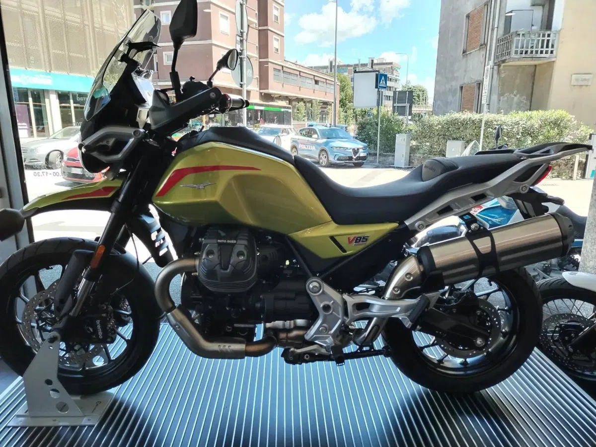 Moto Guzzi V85 Strada (2024 - 26) (2)