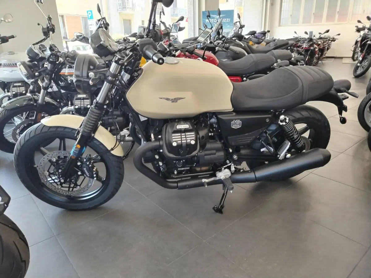 Moto Guzzi V7 Stone (2025 - 26)