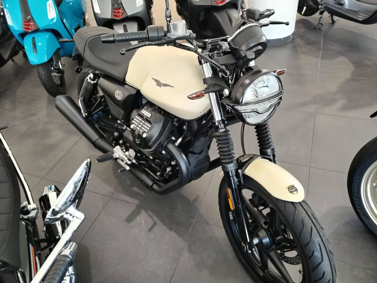 Moto Guzzi V7 Stone (2025 - 26) (3)
