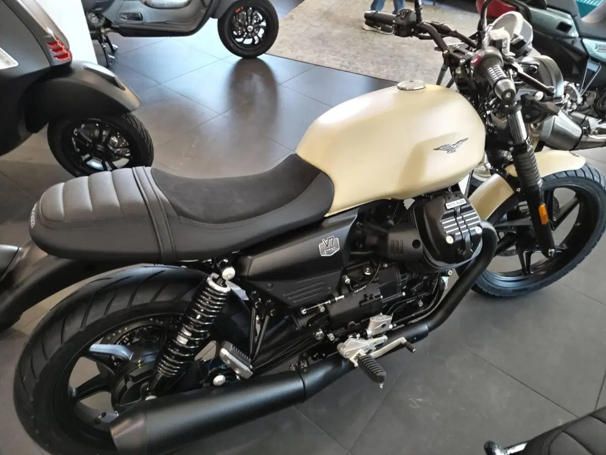 Moto Guzzi V7 Stone (2025 - 26) (4)