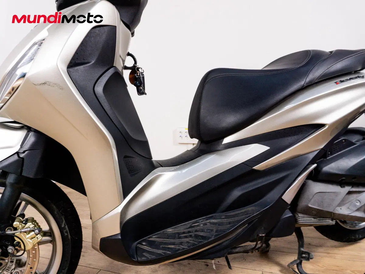 Piaggio Beverly 300 i.e. ABS-ASR (2016 - 20) (9)