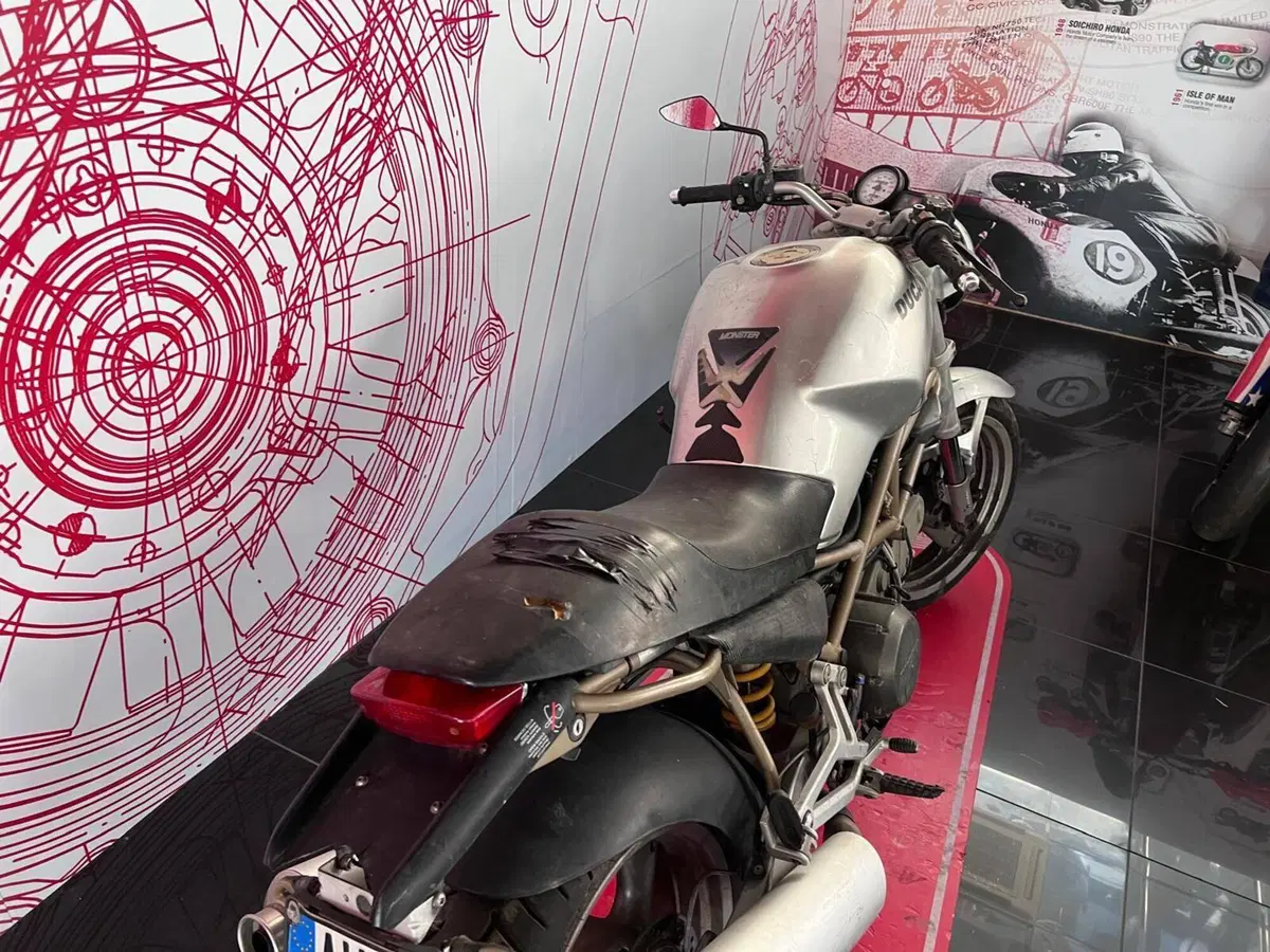 Ducati Monster 600 Dark (1998 - 01) (5)
