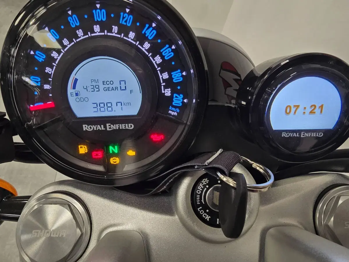 Royal Enfield Super Meteor 650 (2023 - 26) (5)