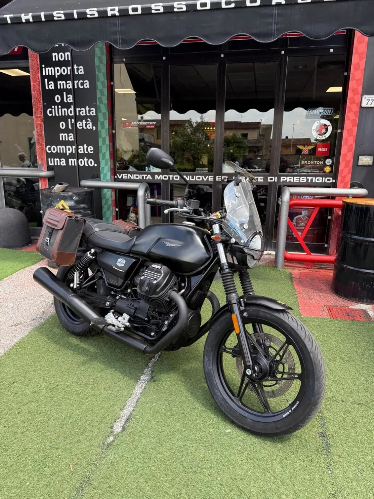 Moto Guzzi V7 Stone (2021 - 24) (2)