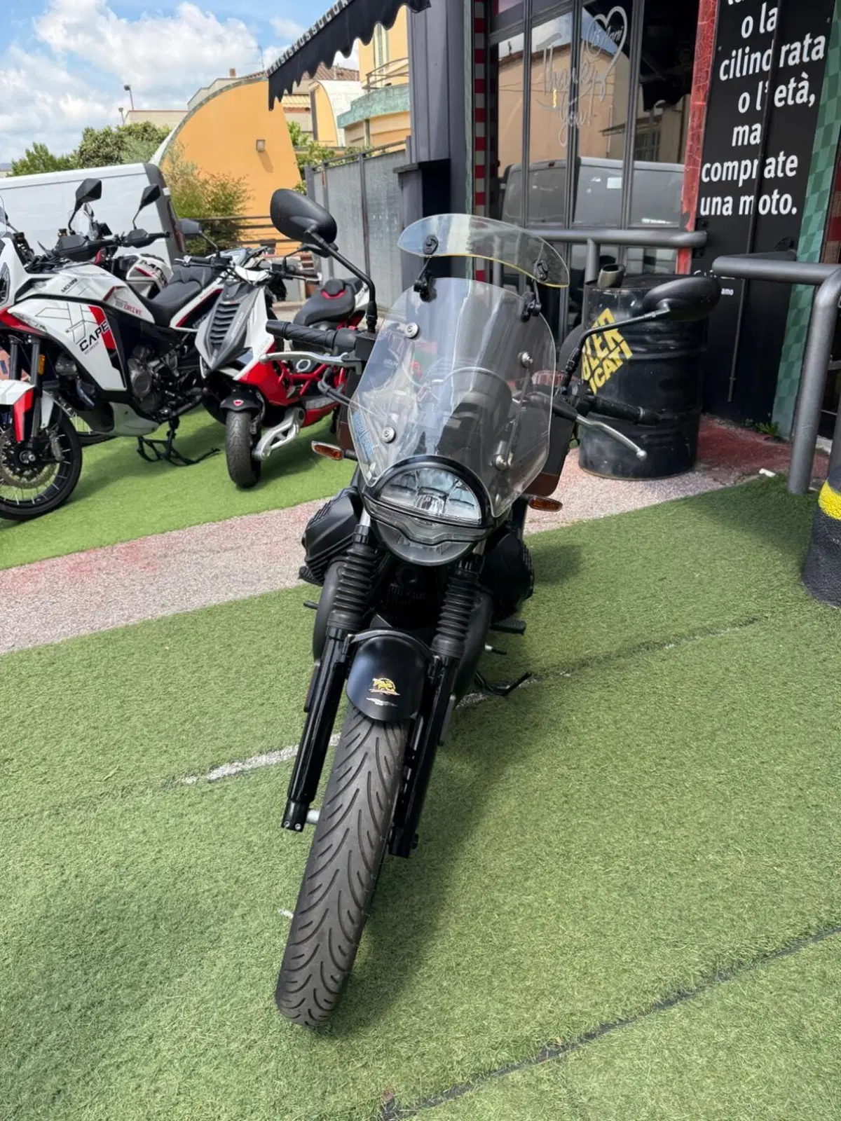 Moto Guzzi V7 Stone (2021 - 24) (3)