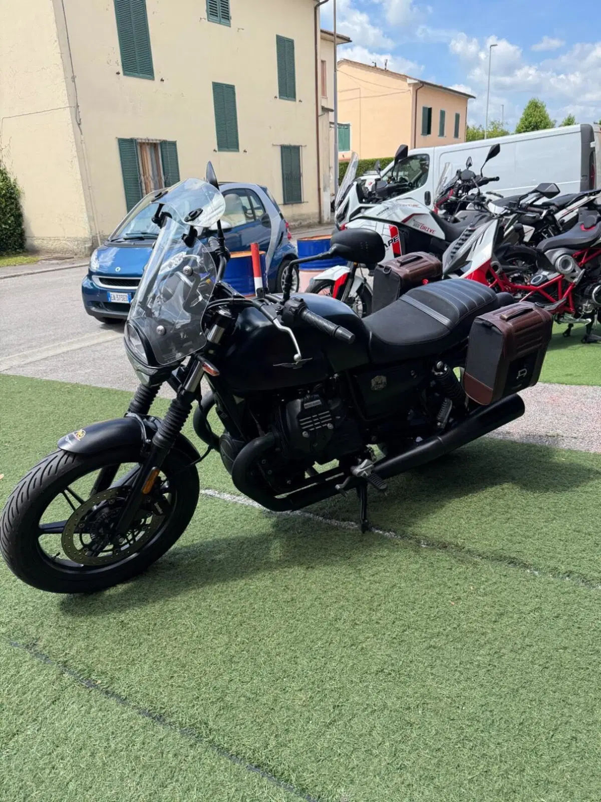 Moto Guzzi V7 Stone (2021 - 24) (4)