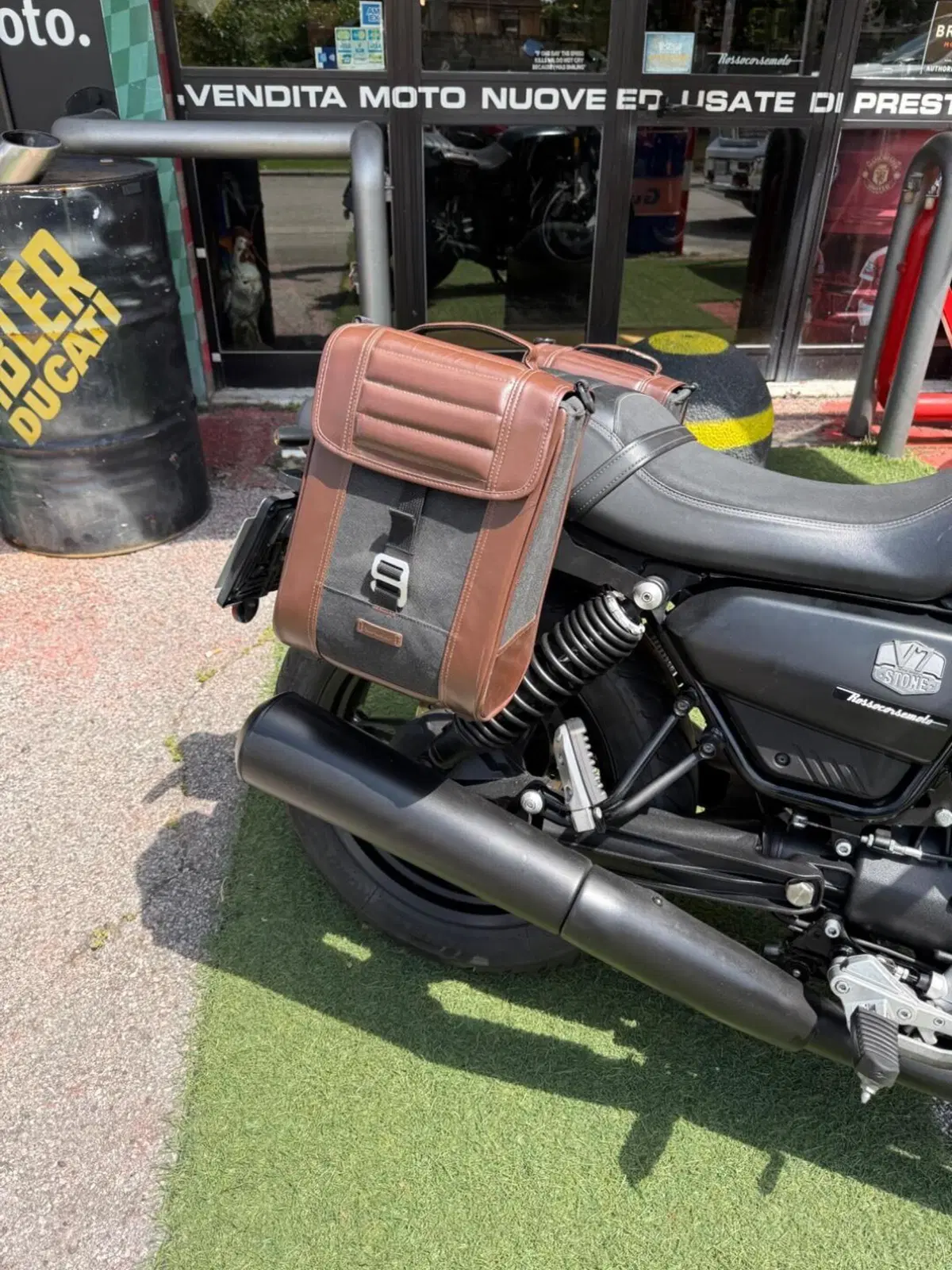 Moto Guzzi V7 Stone (2021 - 24) (8)