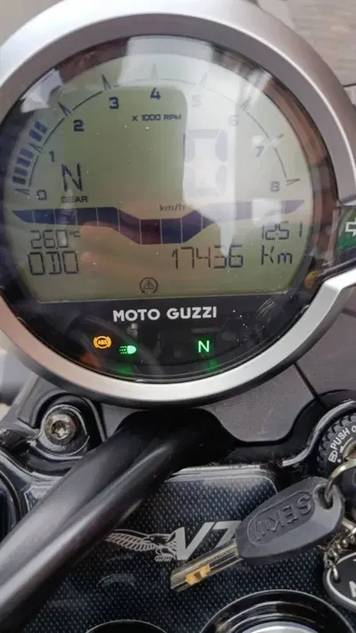 Moto Guzzi V7 Stone (2021 - 24) usata