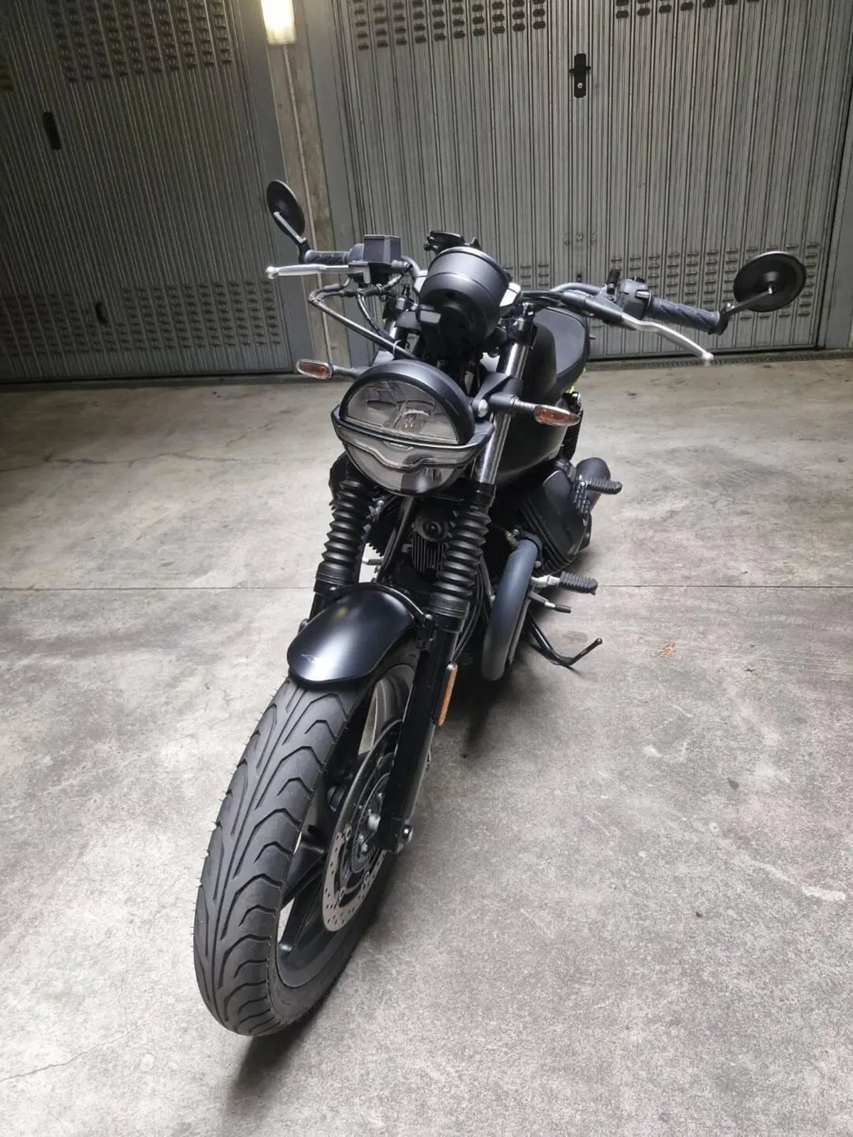 Moto Guzzi V7 Stone (2021 - 24) (4)