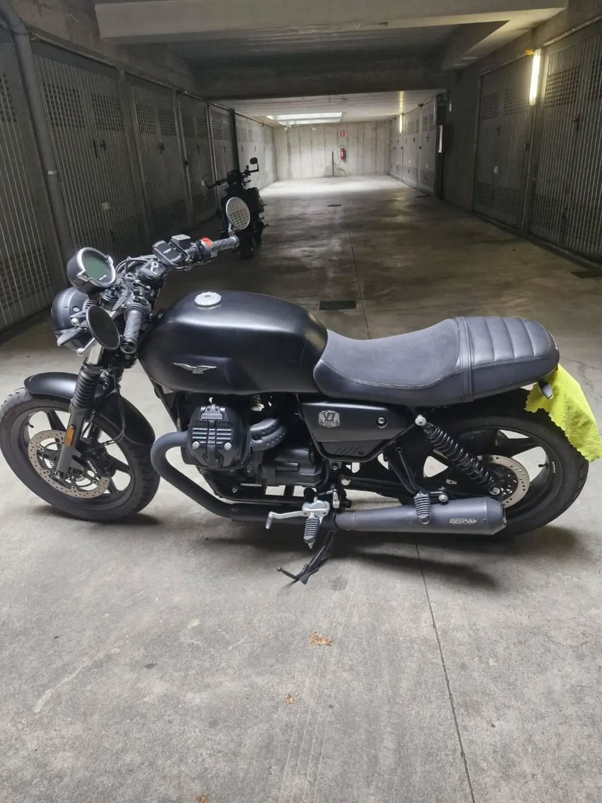 Moto Guzzi V7 Stone (2021 - 24) (5)
