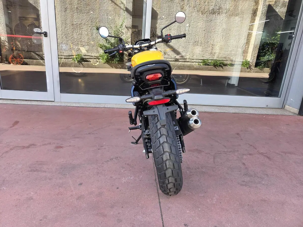 Triumph Tracker 400 (2026) (8)