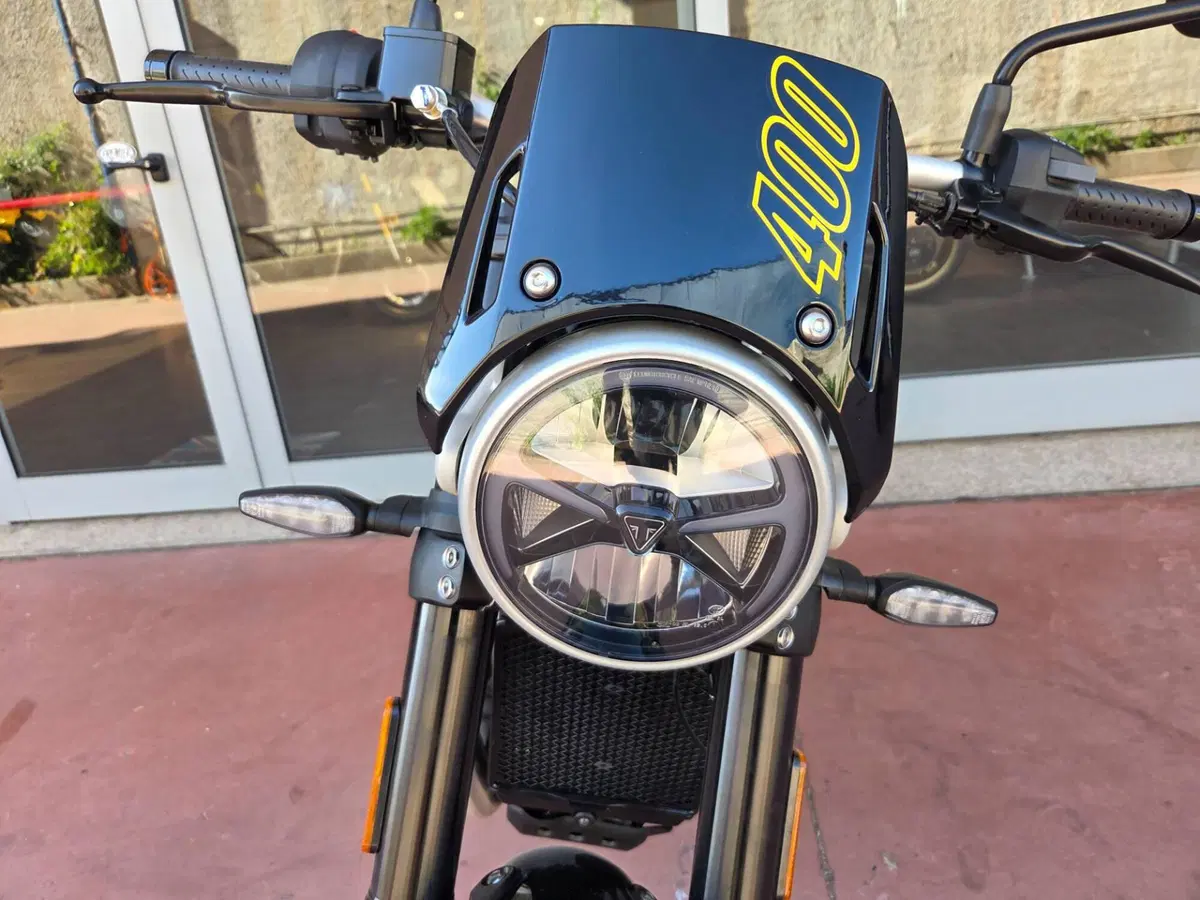Triumph Tracker 400 (2026) (12)