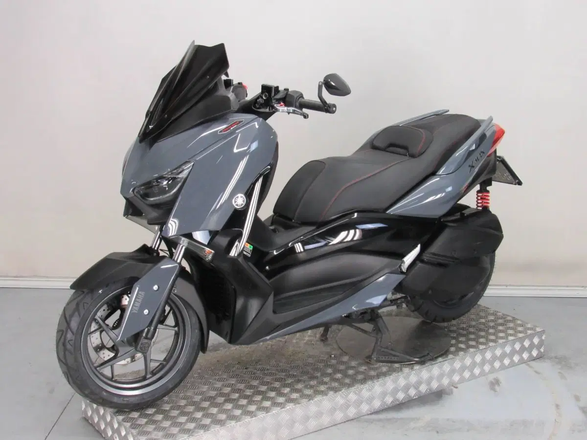Yamaha X-Max 300 Tech Max (2021 - 24) (4)