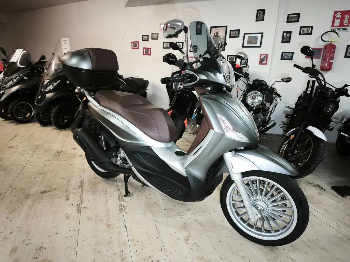 Piaggio Beverly 300 i.e. ABS-ASR (2016 - 20) (2)