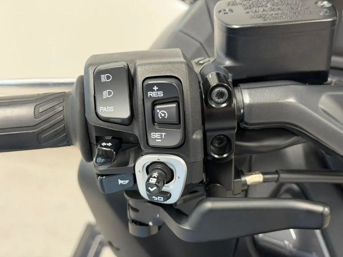 Yamaha T-Max 560 Tech Max (2022 - 24) (8)