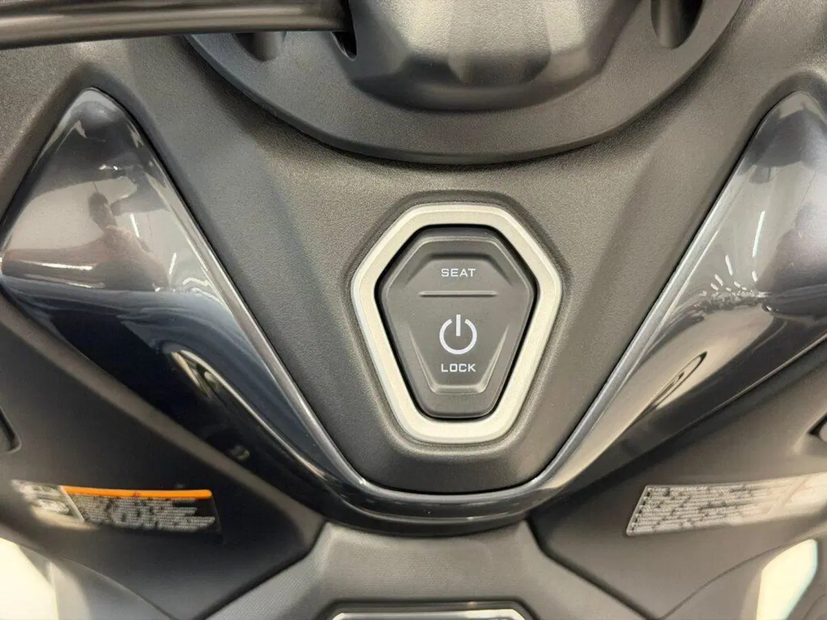 Yamaha T-Max 560 Tech Max (2022 - 24) (12)