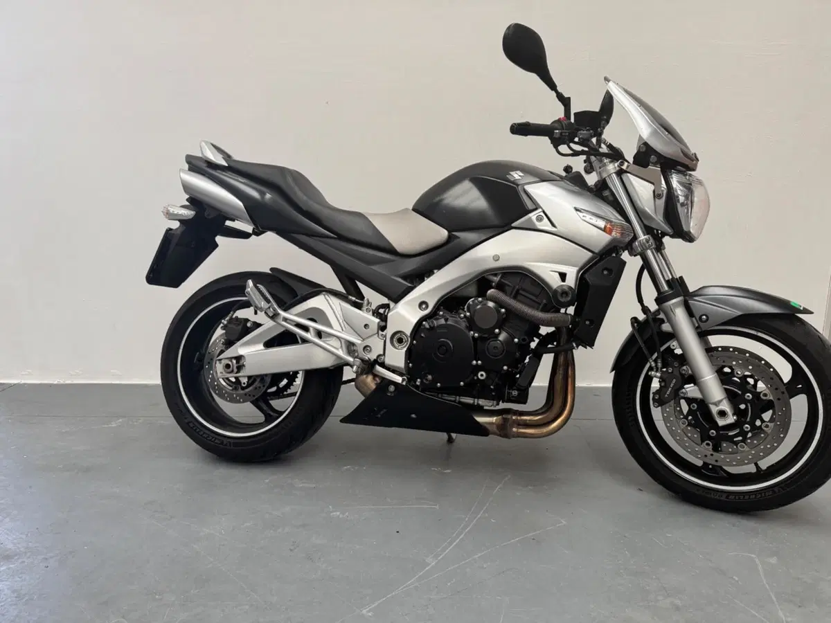Suzuki GSR 600 (2006 - 11) (2)