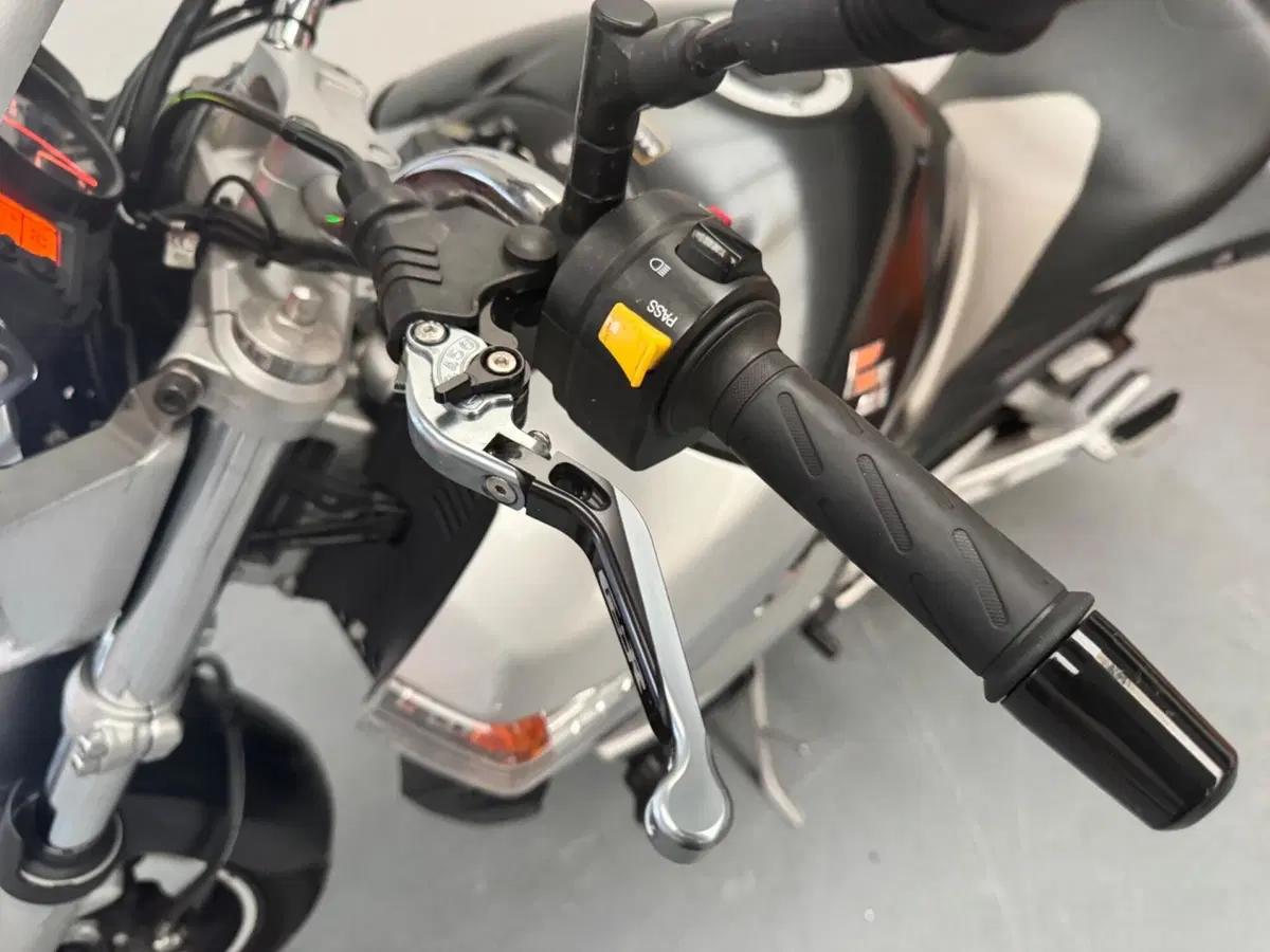 Suzuki GSR 600 (2006 - 11) (11)