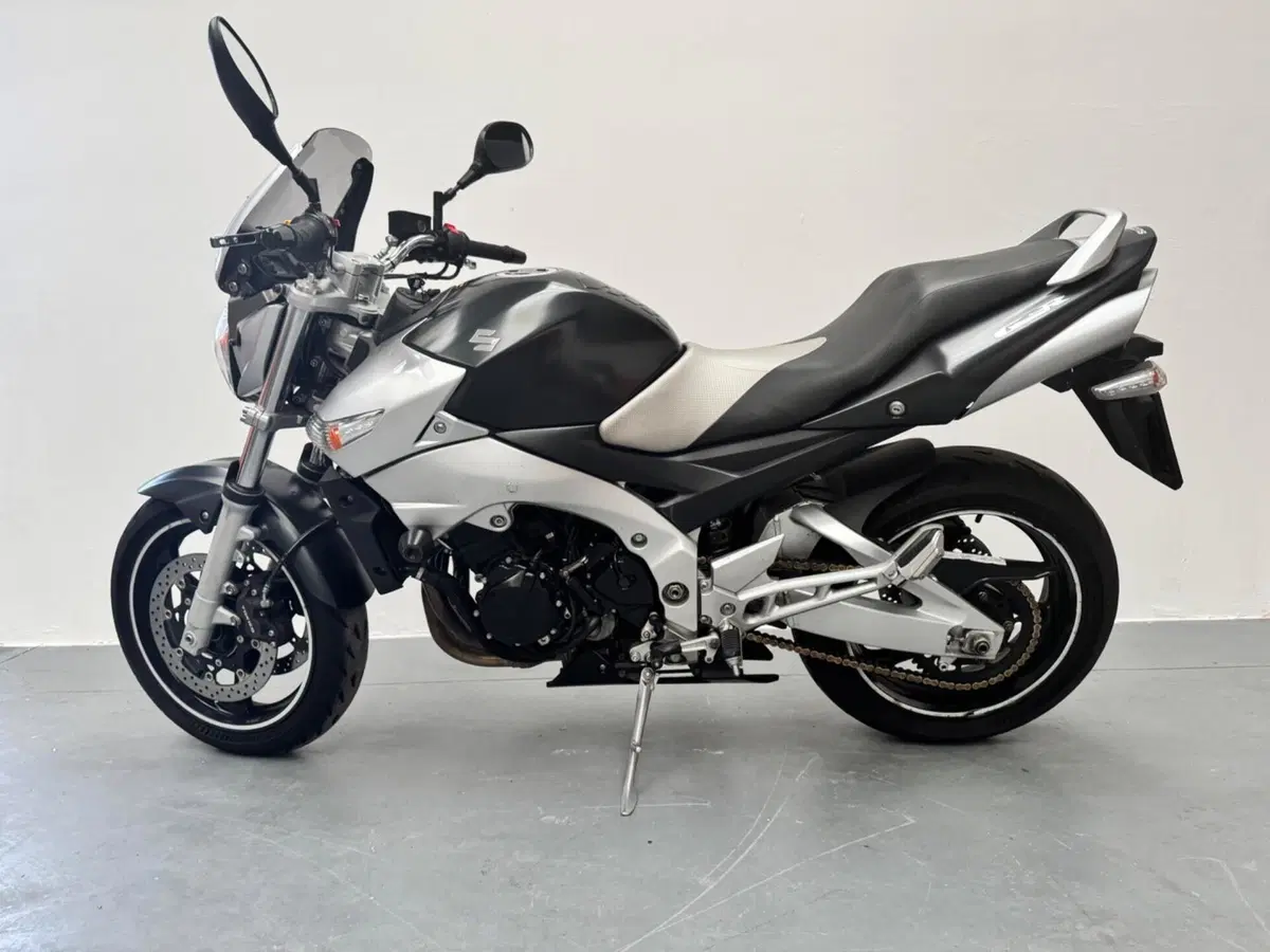 Suzuki GSR 600 (2006 - 11) (13)