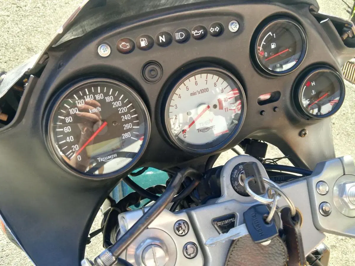 Triumph Sprint 955 ST (6)