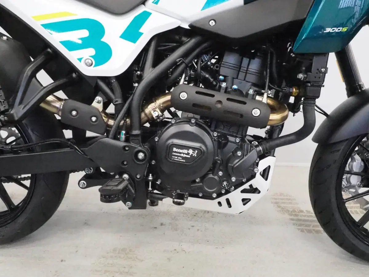 Benelli BKX 300 S (2026) (2)