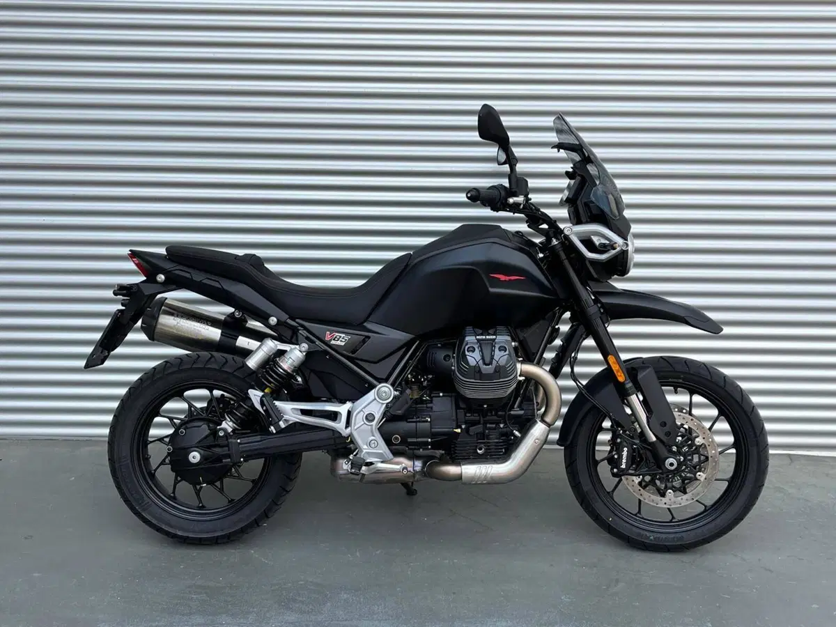 Moto Guzzi V85 Strada (2024 - 26) (2)