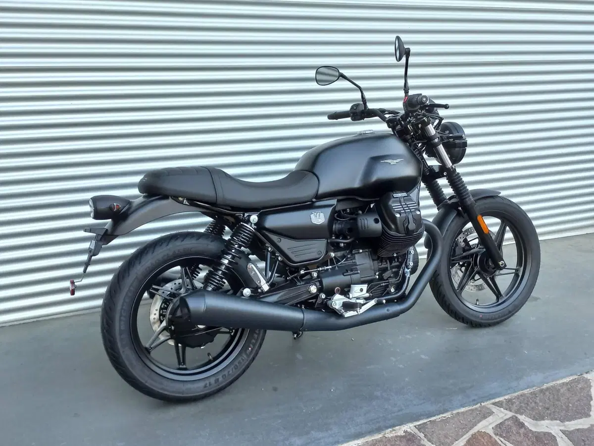 Moto Guzzi V7 Stone (2025 - 26) (3)