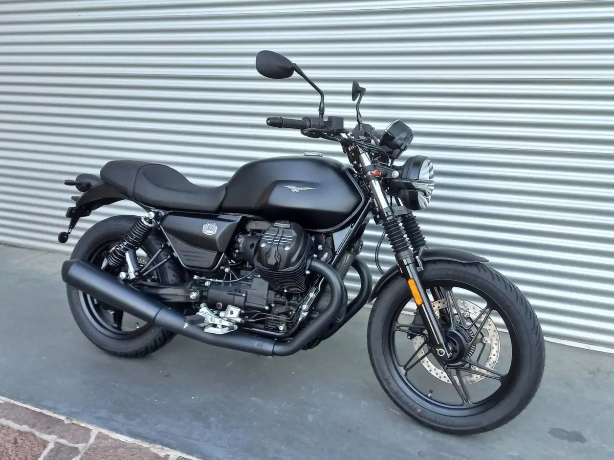Moto Guzzi V7 Stone (2025 - 26) (4)