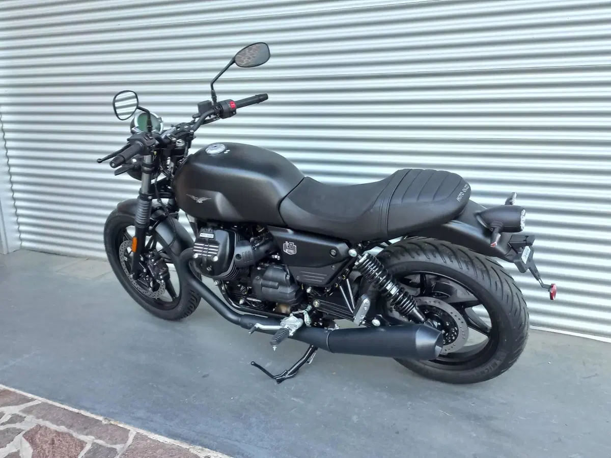 Moto Guzzi V7 Stone (2025 - 26) (7)