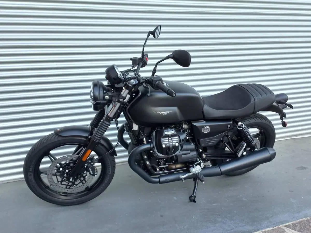 Moto Guzzi V7 Stone (2025 - 26) (5)