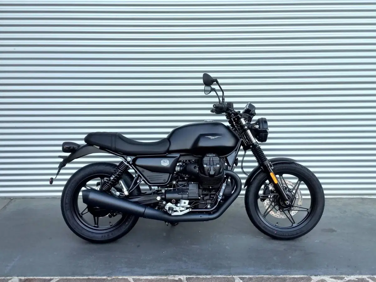 Moto Guzzi V7 Stone (2025 - 26) (2)