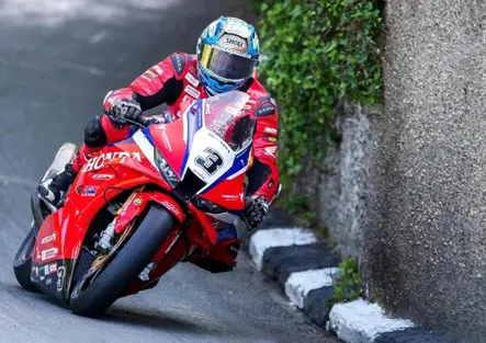 Tourist Trophy: Senior TT interrotto per un incidente