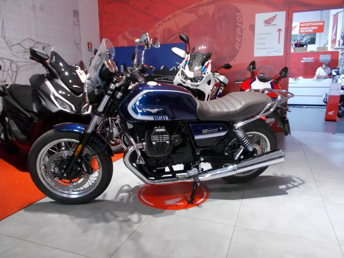 Moto Guzzi V7 Special (2021 - 24) (2)