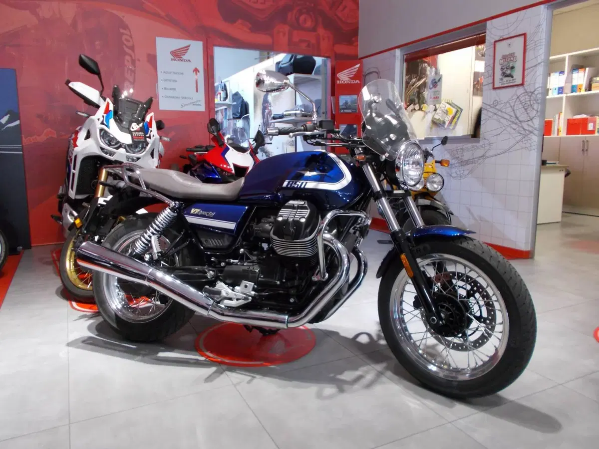Moto Guzzi V7 Special (2021 - 24) (9)