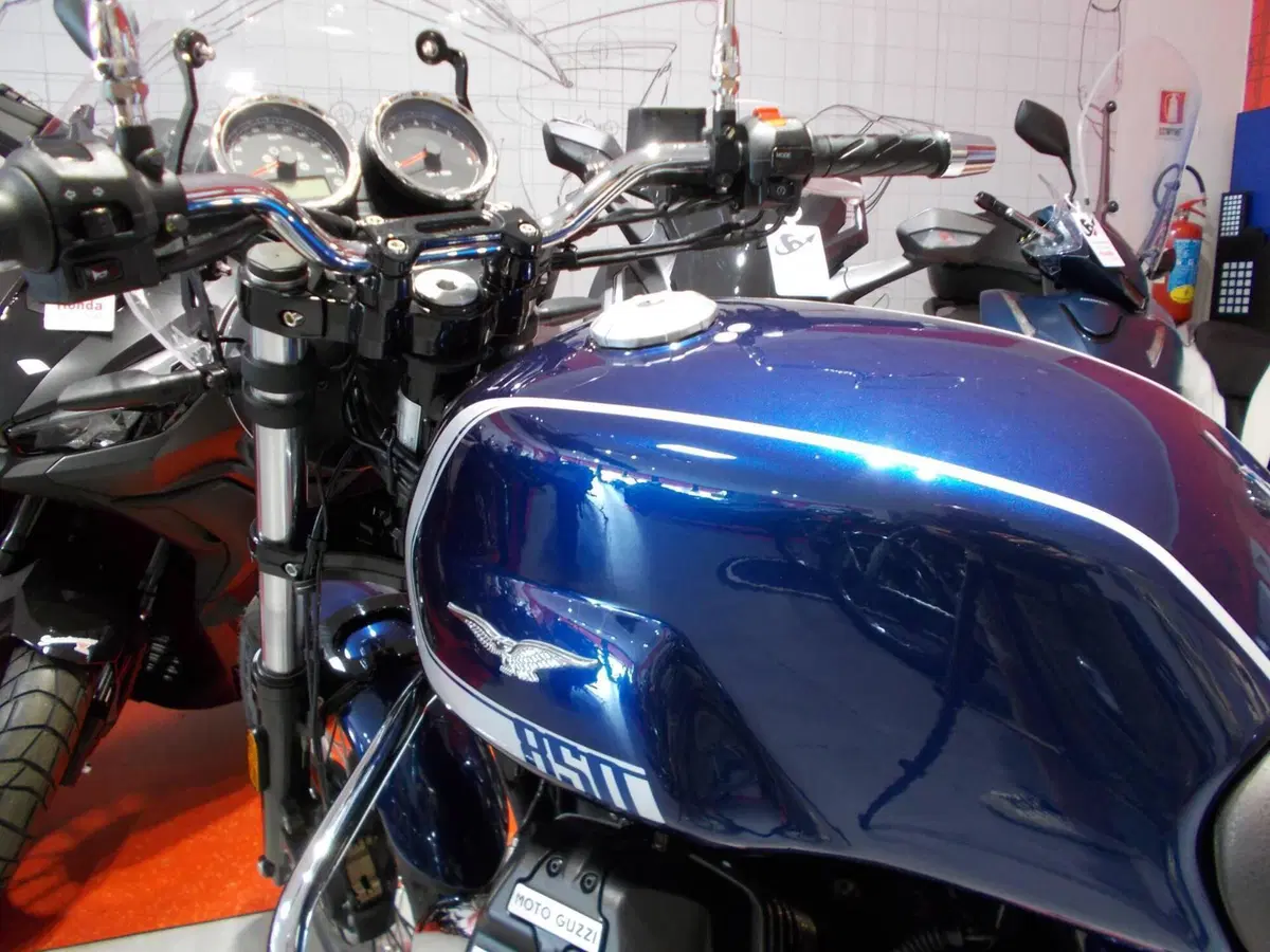 Moto Guzzi V7 Special (2021 - 24) (10)