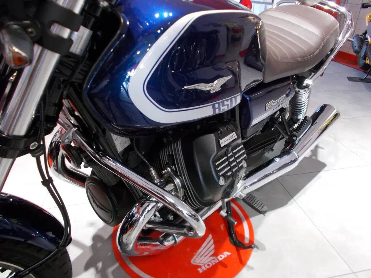 Moto Guzzi V7 Special (2021 - 24) (13)