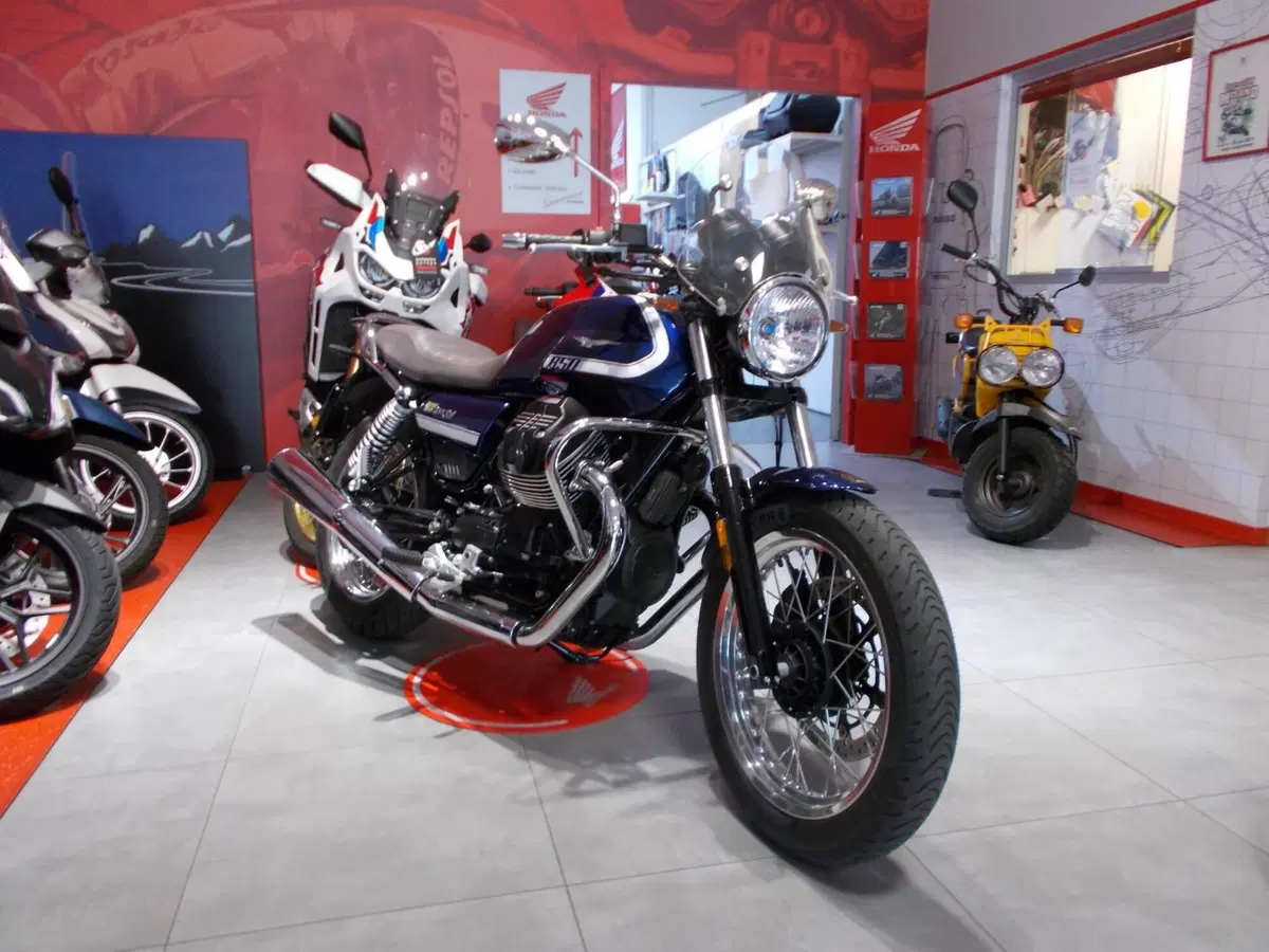 Moto Guzzi V7 Special (2021 - 24) (6)
