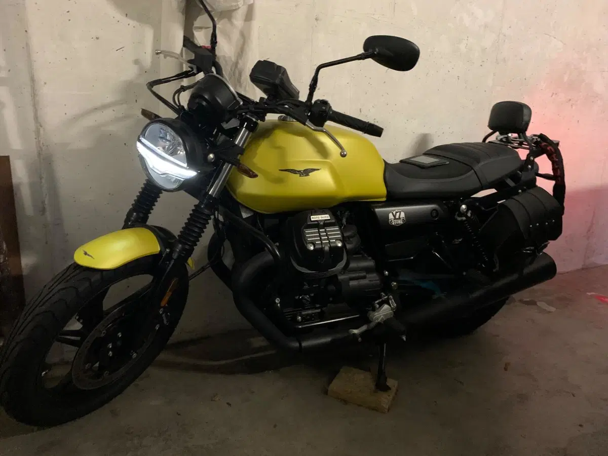 Moto Guzzi V7 850 Stone Special Abs (2021) (5)