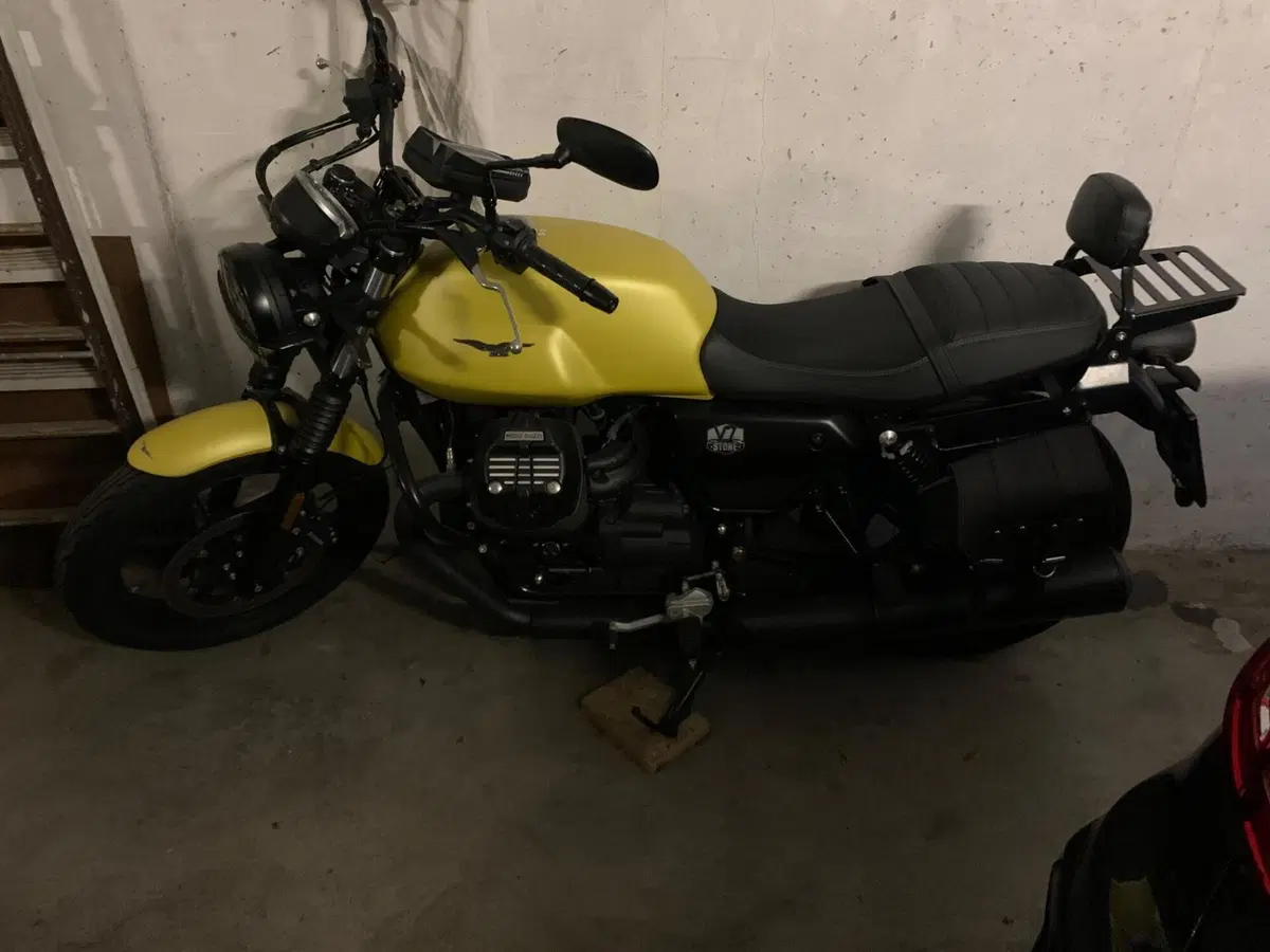 Moto Guzzi V7 850 Stone Special Abs (2021) (9)