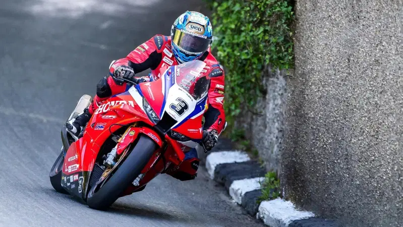 Tourist Trophy: la pioggia spegne la speranza di vedere altre gare. Senior TT asssegnato a Harrison