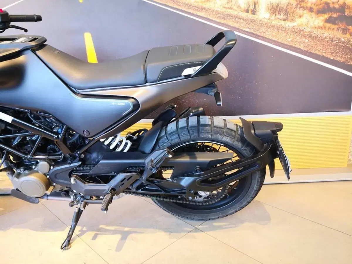 Husqvarna Svartpilen 125 (2021 - 23) (8)