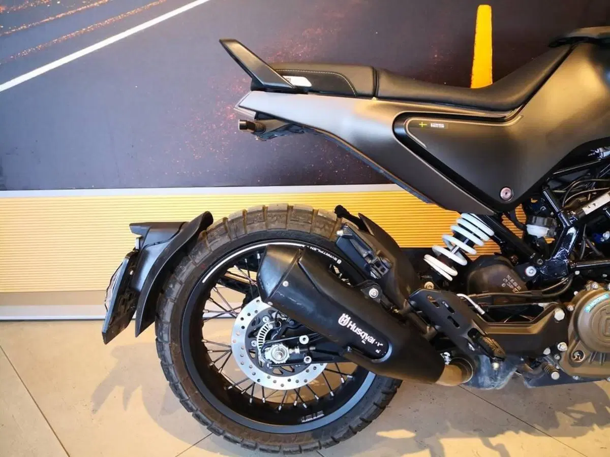 Husqvarna Svartpilen 125 (2021 - 23) (4)