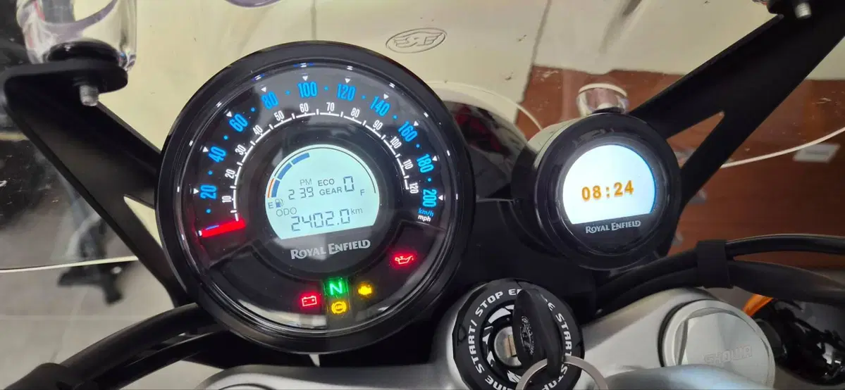 Royal Enfield Super Meteor 650 (2023 - 26) (8)