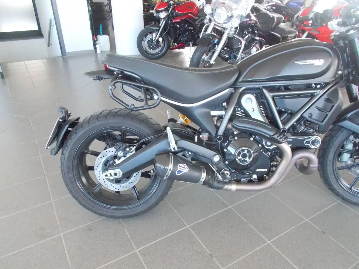Ducati Scrambler 800 Icon Dark (2021 - 22) (2)