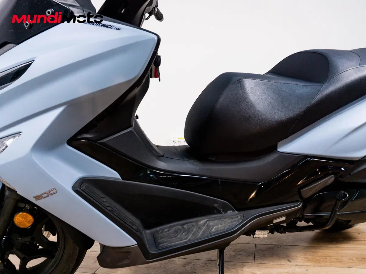 Kymco X-Town 300i (2025 - 26) (9)