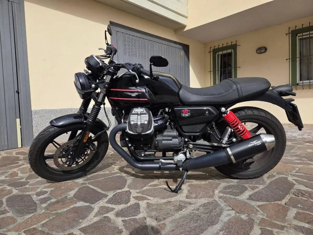 Moto Guzzi V7 Stone Special Edition (2022 - 25) (2)